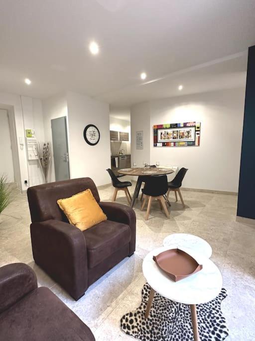 Appartement Centre Ville - Parking Prive - Wifi นีมส์ ภายนอก รูปภาพ